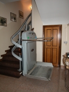 Monte escalier incliné Supra courbe pour fauteuil roulant - Ascenseur monte escalier automatisme DIJON